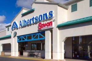 SIMI VALLEY CAUSA JANUARY 23 2016 Albertsons grocery store exterior and logo. Albertsons Companies Inc is an American grocery company. Image 300x200 - retailers are about the blockchain
